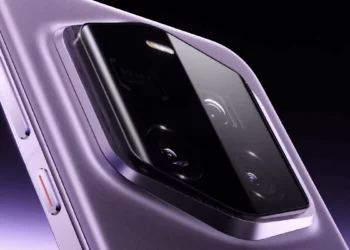 Detail modul kamera belakang Honor Magic 8 Ultra berwarna ungu muda, menyoroti sensor periskop dan lensa lainnya yang mendukung fitur telephoto 200MP.