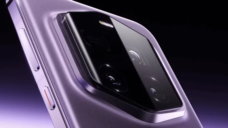 Detail modul kamera belakang Honor Magic 8 Ultra berwarna ungu muda, menyoroti sensor periskop dan lensa lainnya yang mendukung fitur telephoto 200MP.