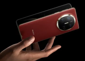 Render Huawei Mate X7 warna merah, HP lipat flagship yang dilaporkan (report) bawa Kirin 9030, baterai besar, dan bodi super tipis.