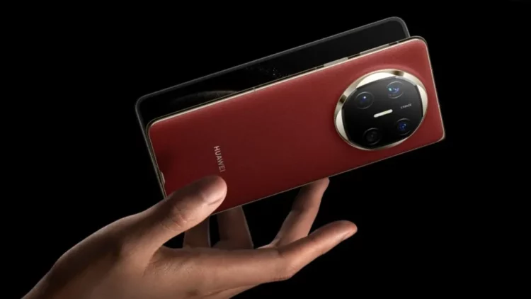 Render Huawei Mate X7 warna merah, HP lipat flagship yang dilaporkan (report) bawa Kirin 9030, baterai besar, dan bodi super tipis.