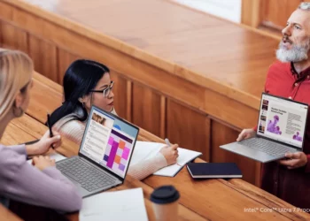 Seorang dosen mempresentasikan materi menggunakan laptop Lenovo IdeaPad Pro 5i, sebagai ilustrasi laptop AI untuk kebutuhan pelajar dan pekerja profesional.