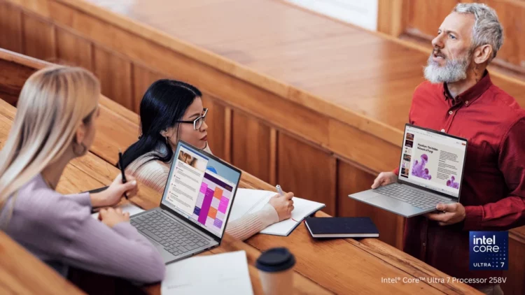 Seorang dosen mempresentasikan materi menggunakan laptop Lenovo IdeaPad Pro 5i, sebagai ilustrasi laptop AI untuk kebutuhan pelajar dan pekerja profesional.