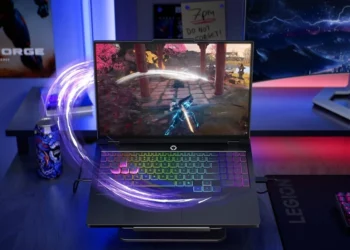 Sebuah laptop Lenovo Legion diletakkan di atas meja gaming, menunjukkan performanya untuk bermain game dan bekerja.