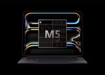 iPad Pro dengan keyboard yang layarnya menampilkan arsitektur chip Apple M5, mengilustrasikan rumor peluncuran perangkat Apple terbaru pekan ini.