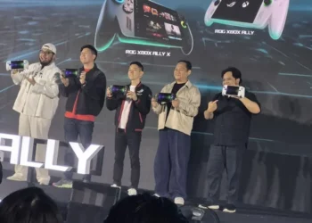 Country Manager ASUS Indonesia, Lenny Lin, bersama Windah Basudara, Tara Arts (Tara dan Gema) di acara peluncuran ROG Xbox Ally dan Ally X, memegang konsol handheld terbaru.
