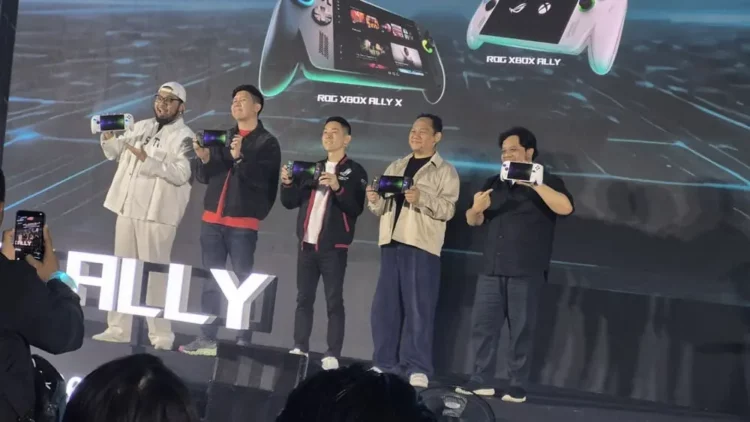 Country Manager ASUS Indonesia, Lenny Lin, bersama Windah Basudara, Tara Arts (Tara dan Gema) di acara peluncuran ROG Xbox Ally dan Ally X, memegang konsol handheld terbaru.
