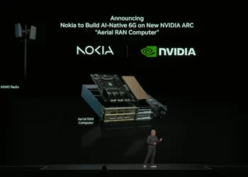 CEO NVIDIA Jensen Huang di panggung GTC 2025, mengumumkan proyek NVIDIA 6G bersama Nokia untuk membangun AI-RAN menggunakan platform NVIDIA ARC.