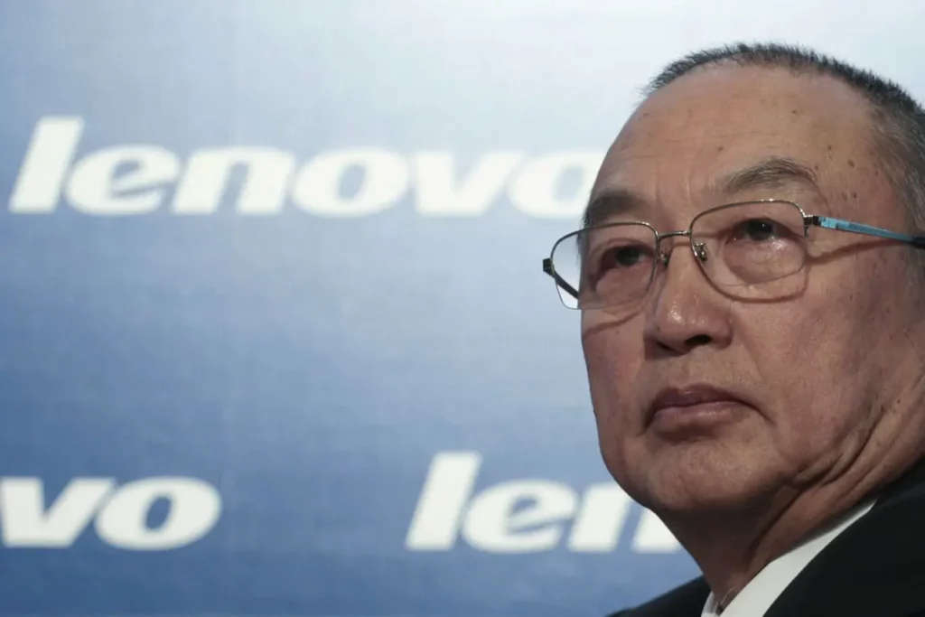 Foto Liu Chuanzhi, pendiri Lenovo (dulu Legend), di depan logo Lenovo, mengilustrasikan sejarah awal perusahaan sejak 1984.