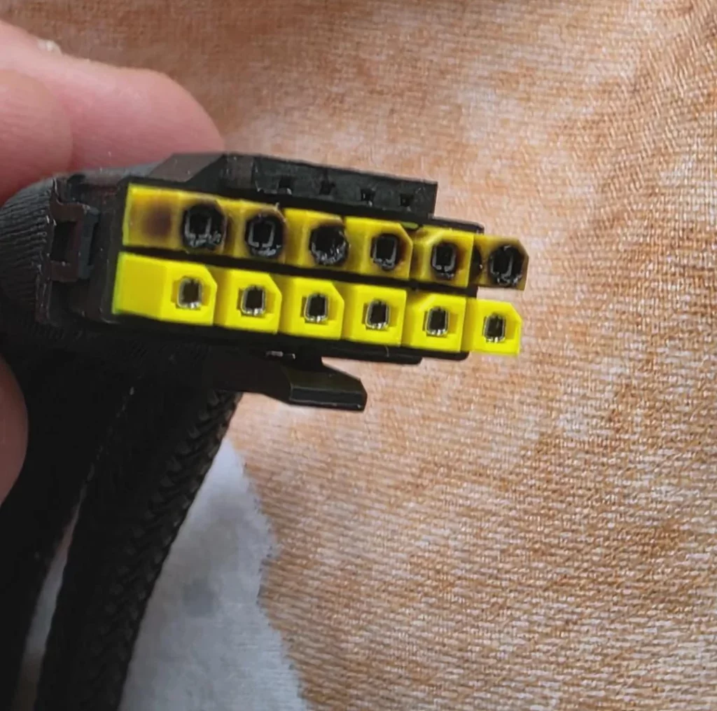 Foto close-up bukti konektor RTX 5090 meleleh yang dialami oleh seorang pengguna Reddit.