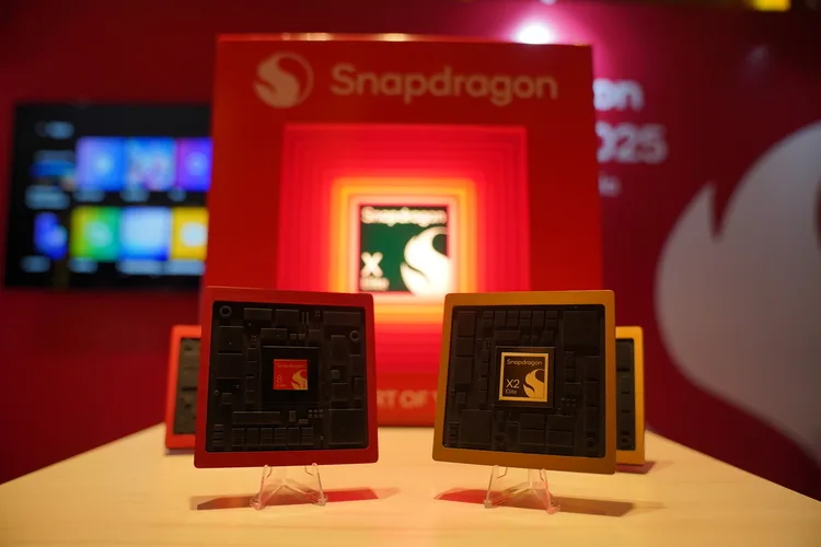 Model fisik chipset Snapdragon 8 Gen 5 (merah) dan Snapdragon X2 Elite (kuning) yang dipamerkan saat acara peluncuran resmi di Indonesia.