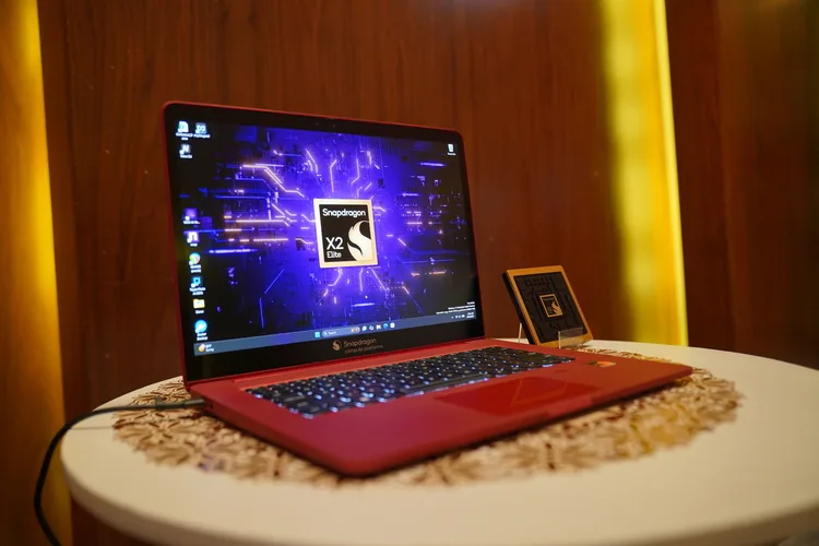 Laptop referensi berwarna merah yang ditenagai oleh Snapdragon X2 Elite Series, ditampilkan bersama chipset fisiknya, bagian dari peluncuran bersama Snapdragon 8 Gen 5.