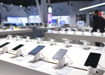 Deretan smartphone di etalase toko yang menggambarkan pasar jual beli HP bekas yang akan diatur dengan aturan baru.