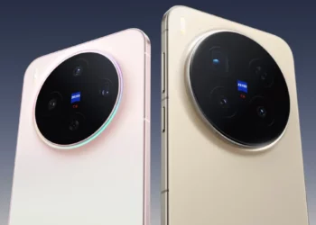 Dua smartphone dari seri Vivo X300, menampilkan modul kamera Zeiss besar yang menjadi andalan Vivo X300 Pro dengan sensor telefoto 200MP.