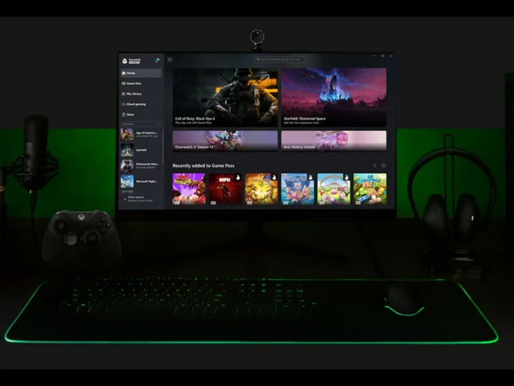 Sebuah setup PC gaming dengan monitor menampilkan antarmuka Xbox Game Pass, mengilustrasikan konsep konsol Xbox baru yang mungkin berbentuk hibrida PC-konsol.
