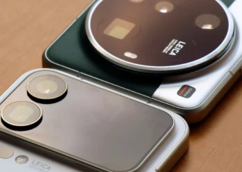 Perbandingan desain kamera flagship Xiaomi Leica, sebagai ilustrasi untuk berita sertifikasi Xiaomi 17 Ultra dengan fitur telepon satelit.