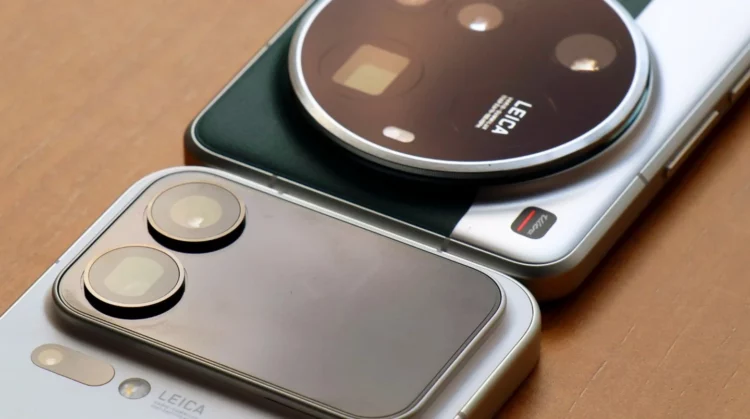 Perbandingan desain kamera flagship Xiaomi Leica, sebagai ilustrasi untuk berita sertifikasi Xiaomi 17 Ultra dengan fitur telepon satelit.