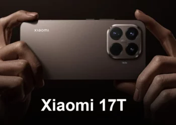 Dua tangan memegang render dari Xiaomi 17T, menunjukkan desain kamera belakangnya.