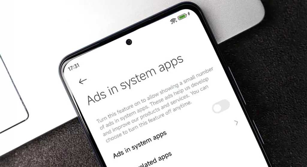 Tangkapan layar pengaturan 'Ads in system apps' sebagai langkah pertama cara mematikan iklan HyperOS.