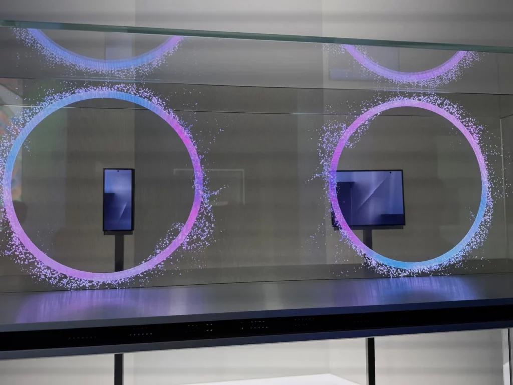 Dua unit Galaxy Z TriFold dipamerkan Samsung di K-Tech Showcase di balik kaca, satu dalam kondisi terlipat (kiri) dan satu lagi terbuka (kanan).