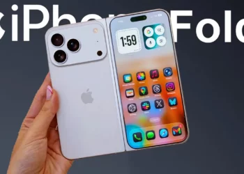 Konsep desain iPhone Lipat (iPhone Fold) berwarna putih sedang dipegang, menunjukkan layar internal yang terbuka dan bagian belakang ponsel dengan tiga kamera, ilustrasi untuk artikel harga iPhone Lipat.