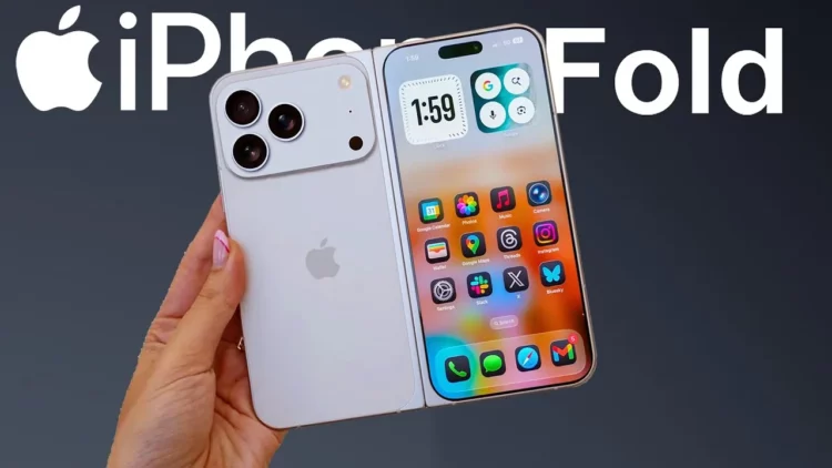 Konsep desain iPhone Lipat (iPhone Fold) berwarna putih sedang dipegang, menunjukkan layar internal yang terbuka dan bagian belakang ponsel dengan tiga kamera, ilustrasi untuk artikel harga iPhone Lipat.