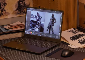 Sebuah laptop konten kreator di atas meja kerja, menampilkan software desain 3D, sebagai ilustrasi untuk artikel peringkat laptop terbaik.