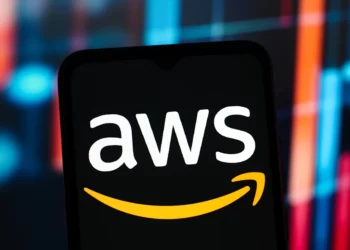 Logo Amazon Web Services (AWS) di HP, ilustrasi AWS down yang bikin Roblox, Canva, dan Amazon tumbang.