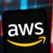 Logo Amazon Web Services (AWS) di HP, ilustrasi AWS down yang bikin Roblox, Canva, dan Amazon tumbang.