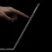 Jari tangan menyentuh layar laptop tipis, ilustrasi bocoran MacBook Pro layar sentuh pertama dari Apple.