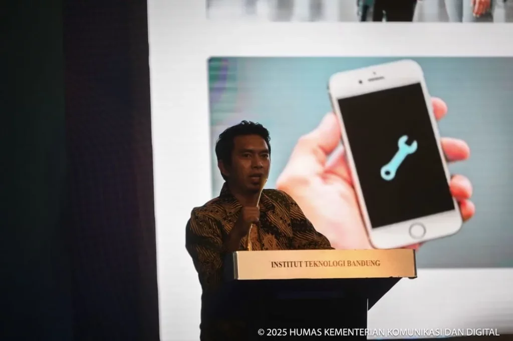 Direktur Komdigi, Adis Alifiawan, saat memaparkan wacana aturan baru 'balik nama' untuk proses beli HP bekas.