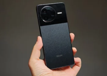 Ilustrasi desain Poco F8 Ultra global, yang diperkirakan merupakan rebrand dari Redmi, menampilkan bodi hitam elegan dan modul kamera modern.