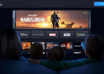 Sebuah keluarga sedang bersantai sambil memilih tontonan di situs alternatif lk21 yang legal dan bebas virus dari smart TV-nya.