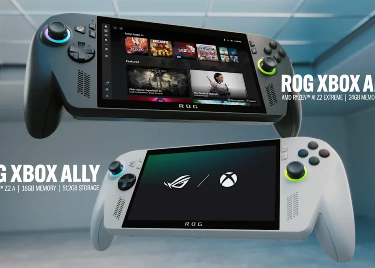 Gambar perbandingan antara PC Gaming Handheld Terbaik ROG Xbox Ally X (hitam) dan ROG Xbox Ally standar (putih), menunjukkan perbedaan desain dan spesifikasi teknis keduanya.
