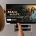 Ilustrasi cara nonton film Abadi Nan Jaya yang sedang trending di Netflix, menampilkan layar TV dengan halaman judul film dan seseorang yang memegang remote.