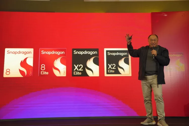 Dominikus Susanto dari Qualcomm Indonesia saat presentasi di acara peluncuran resmi Snapdragon 8 Gen 5 dan X2 Elite Series di Jakarta.