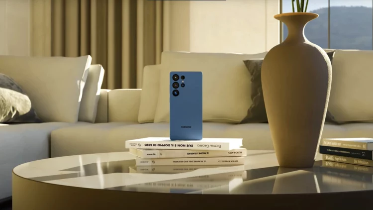 Samsung Galaxy S26 Ultra biru di meja kopi dengan sofa dan vas, mengilustrasikan rumor penundaan peluncuran