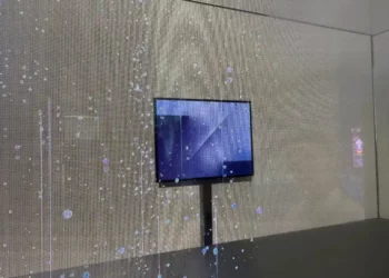 Foto penampakan resmi perdana Galaxy Z TriFold yang dipamerkan Samsung di balik kaca, menunjukkan desain HP lipat 3 layar yang bisa jadi tablet.