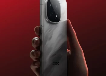 Bocoran render desain iQOO 15 yang dipegang tangan, menyorot modul kamera periskop 100x.