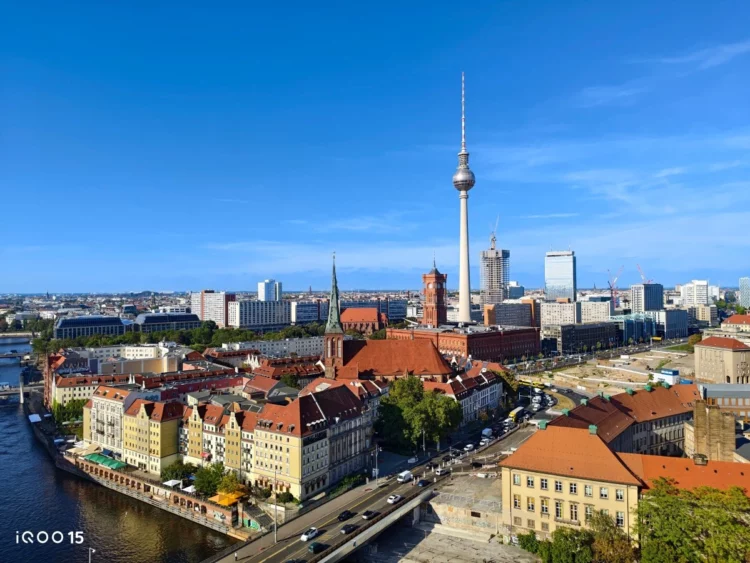 Contoh hasil foto resmi dari kamera iQOO 15, menunjukkan detail dan kualitas gambar yang tajam.