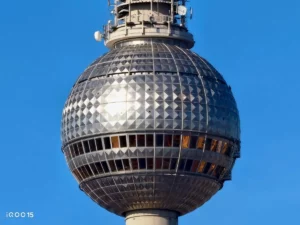 Contoh hasil foto zoom dari kamera periskop iQOO 15 yang menunjukkan detail arsitektur yang sangat tajam.