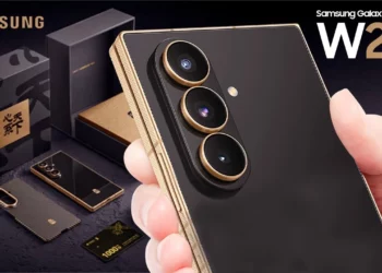 Tampilan close-up HP lipat Samsung W26 berwarna hitam dengan bingkai emas, beserta kotak penjualan dan aksesori eksklusifnya.