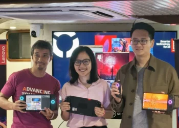 Tiga orang memamerkan Lenovo Legion Go 2 dalam acara peluncuran resmi di Indonesia, di mana harga Rp 17,9 juta dan spesifikasi baterai 74Whr diumumkan.
