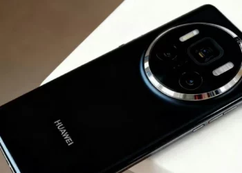 Render Huawei Mate 80 warna hitam, mengilustrasikan bocoran spek dan rumor kipas pendingin internal.
