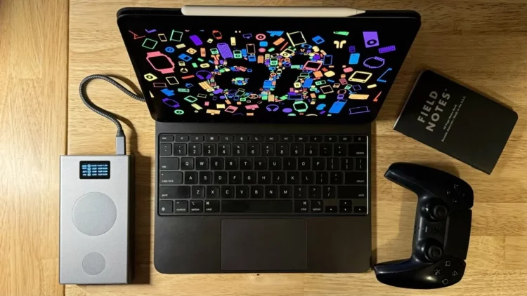 Ilustrasi iPad Pro M6 dalam setup gaming dengan gamepad, yang akan hadirkan performa gaming 'tanpa batas' berkat pendingin vapor chamber.