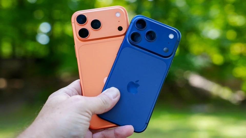 Ilustrasi dua model iPhone 17 Pro yang bisa menjadi lemot ketika RAM (memori jangka pendek) penuh akibat terlalu banyak aplikasi multitasking.