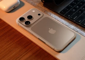 Sebuah iPhone 17 Pro di atas meja, ilustrasi untuk artikel tutorial yang mengatasi masalah iPhone 17 Pro lemot dengan cara melegakan RAM.