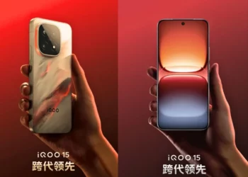 Poster resmi iQOO 15 yang menampilkan desain depan dengan layar penuh dan desain belakang dengan modul kamera dan corak unik.