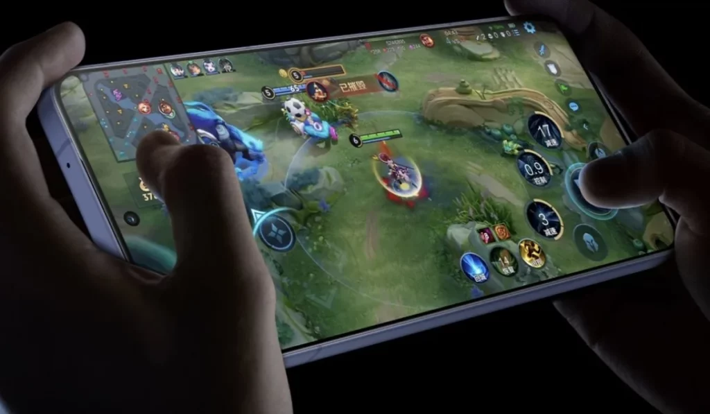 Tampilan layar AMOLED 144Hz iQOO Neo11 yang sangat responsif dan mulus saat dipakai bermain game MOBA, mendukung spesifikasi HP gaming gahar.