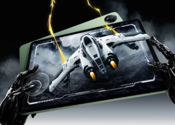 Poster iQOO Pad 5e, tablet gaming dengan layar 144Hz dan baterai 10.000 mAh, menampilkan visual game 3D yang imersif.