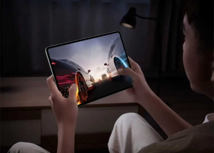 Seseorang bermain game balap di tablet iQOO Pad 5e, mengilustrasikan fokusnya sebagai tablet gaming pesaing Xiaomi Pad 7 Pro.